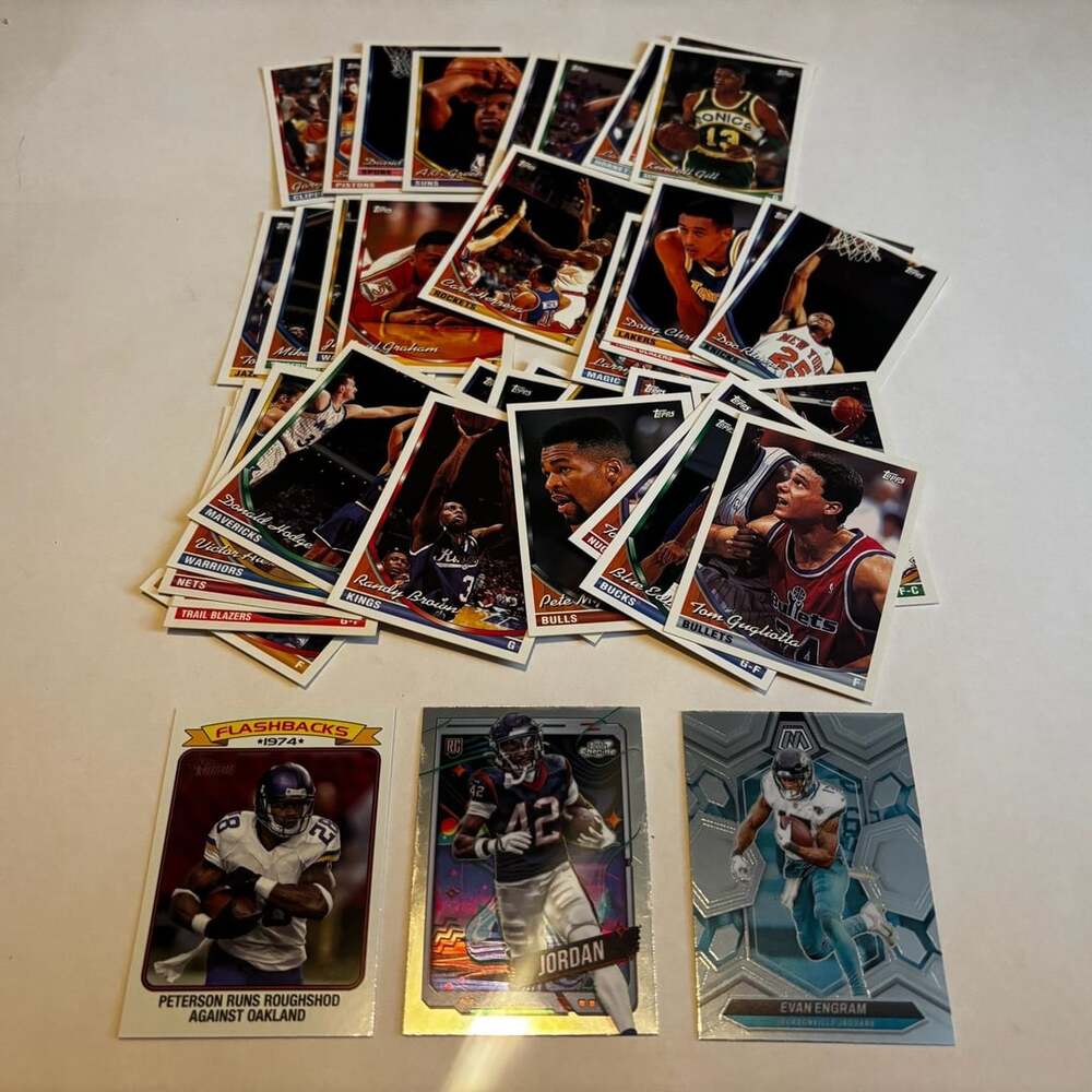 Mixed lot of 43 Trading Cards NBA NFLFeaturing Panini Topps Mosaic